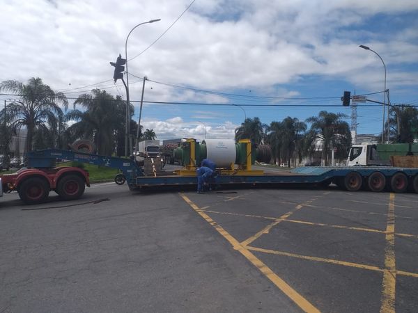 Carreta fica atravessada na BR 101, na Serra  por Jorge Félix