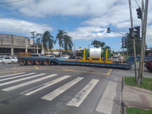 Carreta fica atravessada na BR 101, na Serra  por Jorge Félix