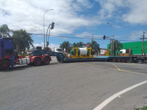 Carreta fica atravessada na BR 101, na Serra  por Jorge Félix