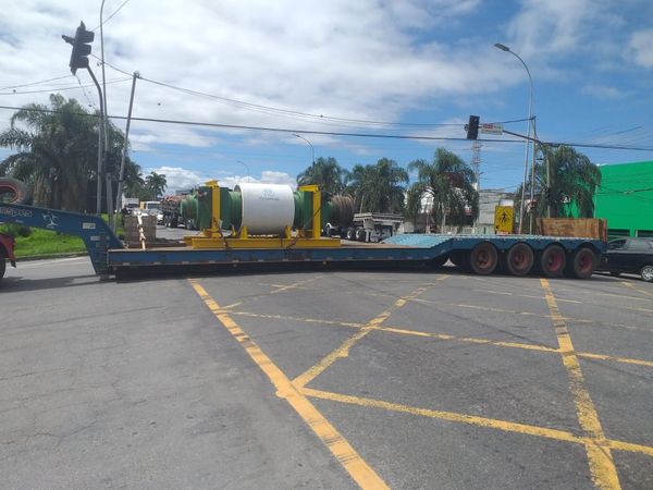  Carreta fica atravessada na BR 101, na Serra  por Jorge Félix