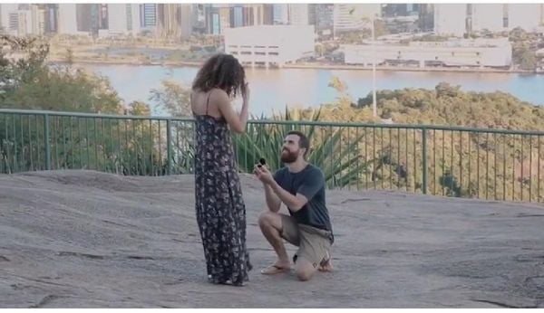 De joelhos, o australiano Nicholas pediu a capixaba Flávia em casamento ajoelhado sobre uma pedra no Convento.
