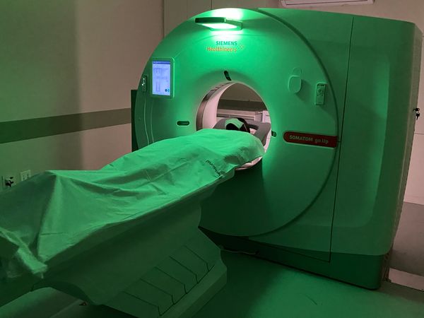 Desde fevereiro, para maior agilidade e precisão nos resultados, a unidade funciona com equipamentos de tomografia e dois aparelhos de raio X e ultrassom.