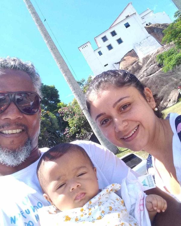 Fábio Carvalho, que já frequentou as romarias da Festa da Penha e também é adepto do canbomblé, foi ao Convento agradecer pela vida da filha, que nasceu prematura. 'Minha religião é ser brasileiro'.