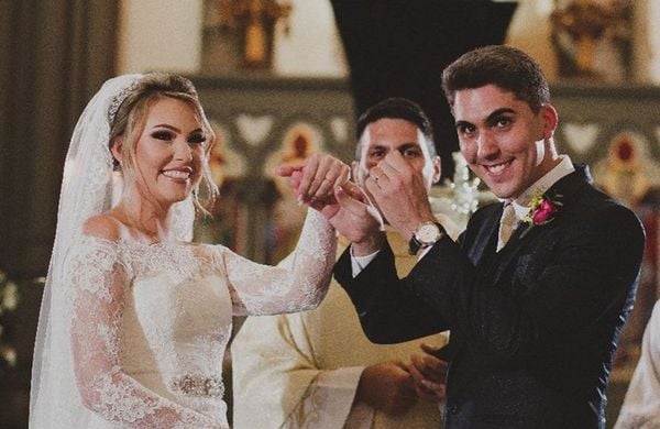 Guilherme e Flávia subiram ao altar após um pedido de casamento aos pés de Nossa Senhora da Penha.