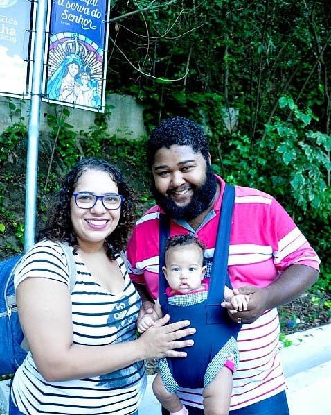 Iasmine e Antônio se conheceram ensaiando para um show da Festa da Penha. Ela pediu um sinal à padroeira para iniciar o namoro.