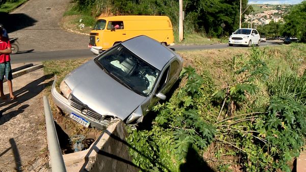 Motorista cochila ao volante e veículo quase cai em córrego de Colatina
