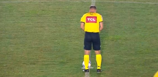 O árbitro alagoano Denis da Silva Ribeiro foi flagrado pelas câmeras de TV urinando na bermuda