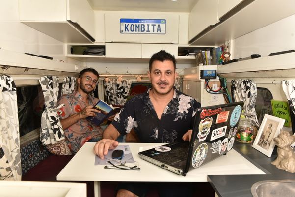 O casal Jordy Alexsander e João Ferreira mostra o interior da Kombi por Fernando Madeira