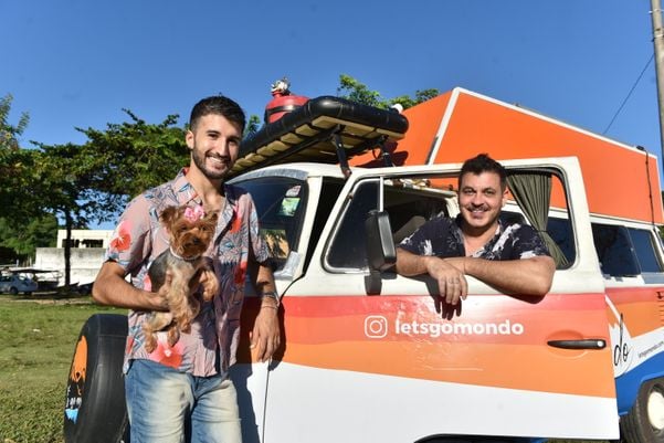 O casal Jordy Alexsander e João Ferreira durante passagem por Vila Velha. Eles vivem numa Kombi viajando pelo Brasil há três anos e registram tudo nas redes sociais 