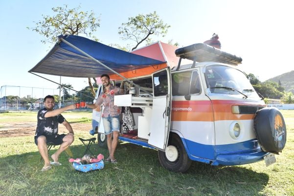 O casal Jordy Alexsander e João Ferreira mostram parte do cotidiano de morar numa Kombi por Fernando Madeira