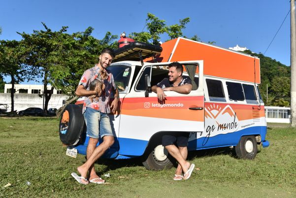 O casal Jordy Alexsander e João Ferreira posam na Kombi em que viajam por Fernando Madeira