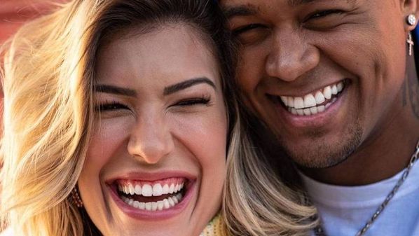 A artista é casada com o cantor Léo Santana, 32, e disse ter sentido fortes enjoos além de ter perdido peso. O casal ainda não sabe o sexo do bebê, e irá esperar o chá revelação para saber se será Liz ou Lorenzo