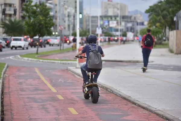 Data: 21/03/2019 - ES - Vitória - Pedestre usando patinete elétrico na ciclovia na Praia de Camburi, em Vitória - Editoria: Cidades - Foto: Marcelo Prest - GZ