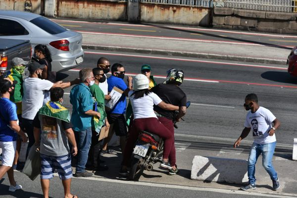 Motociclista chutou um manifestante que estava no meio da rua com semáforo aberto. Manifestantes partiram para cima do casal da motocicleta. por Fernando Madeira 