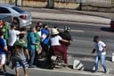 Motociclista chuta um manifestante que estava no meio da rua com semáforo aberto. Após ação, manifestantes atacam o casal sobre a moto. (Fernando Madeira )