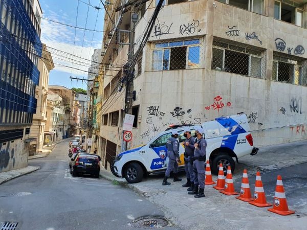 Policiais realizam o monitoramento de quem chega entre as ruas Dionísio Rezende e Duque de Caxias, na subida da Cidade Alta. 