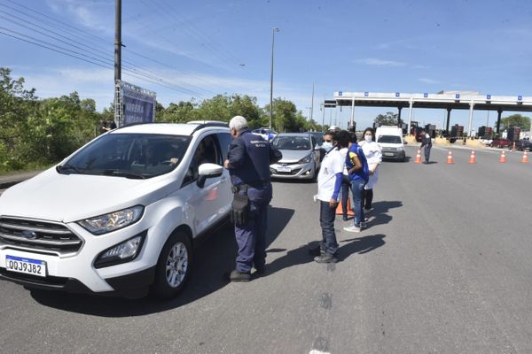 Uma das barreiras sanitárias foi montada logo após o pedágio na Rodovia do Sol, em Vila Velha por Ricardo Medeiros