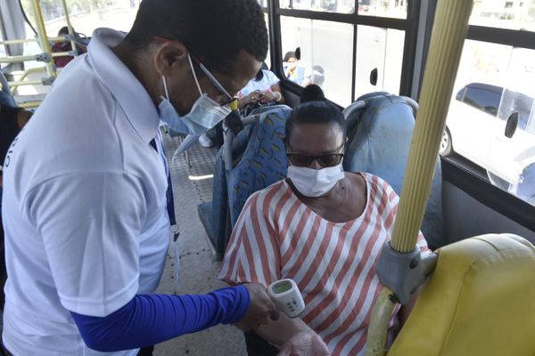 Dentro dos ônibus, passageiros e profissionais usavam máscaras de proteção durante a abordagem por Ricardo Medeiros