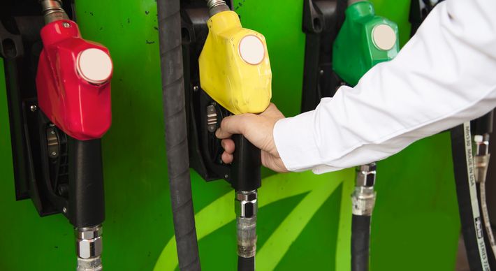 Por outro lado, o preço médio da gasolina caiu pela primeira vez em cinco semanas, passando de R$ 7,298 para R$ 7,275 o litro na semana entre 15 e 21 de maio