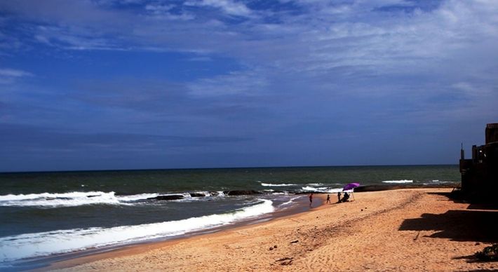 Em Marataízes, polícia pode ser chamada para quem resistir à orientação de sair da praia, segundo a prefeitura