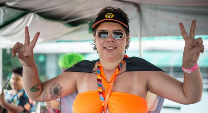 Crystal Vettoraci, de 28 anos, está com problemas na coluna pelo tamanho dos seios e precisa se submeter a uma cirurgia plástica de redução com urgência. Ela também realiza uma Vakinha