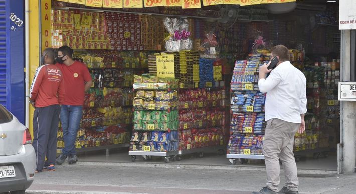 A partir desta segunda-feira (5), comércio de rua e shoppings podem funcionar em três dias da semana nos municípios classificados no nível extremo de transmissão da Covid-19