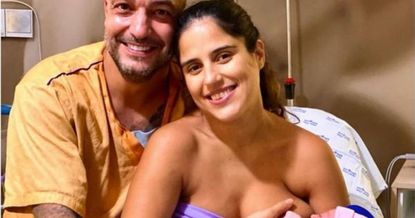 A atriz Camilla Camargo com o marido, o empresário Leonardo Lessa, e a filha, Júlia, recém-nascida em São Paulo