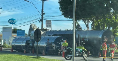 Equipes da Eco 101 trabalham no local do tombamento da carreta. 