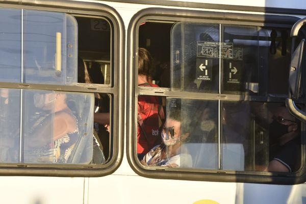 Filas e ônibus lotados no terminal de Laranjeiras, na Serra, no 1º dia de quarentena no ES por Ricardo Medeiros