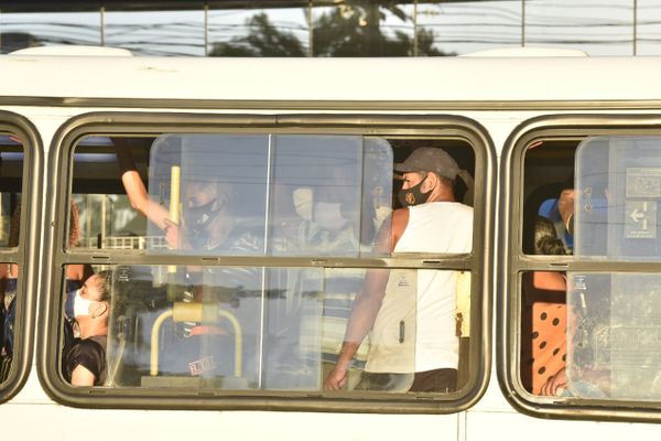 Filas e ônibus lotados no terminal de Laranjeiras, na Serra, no 1º dia de quarentena no ES por Ricardo Medeiros
