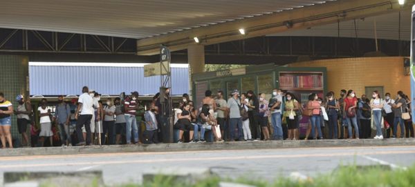 Filas e ônibus lotados no terminal de Laranjeiras, na Serra, no 1º dia de quarentena no ES por Ricardo Medeiros