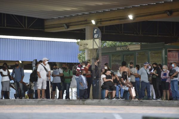 Filas e ônibus lotados no terminal de Laranjeiras, na Serra, no 1º dia de quarentena no ES por Ricardo Medeiros