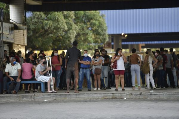 Filas e ônibus lotados no terminal de Laranjeiras, na Serra, no 1º dia de quarentena no ES por Ricardo Medeiros
