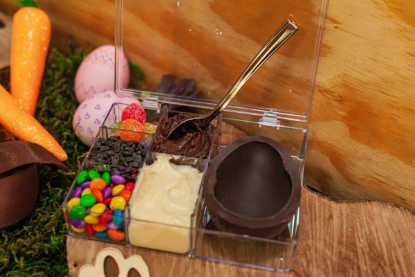 Oficina da Anita: kit infantil para montar ovo de colher da confeitaria Alfajor da Anita