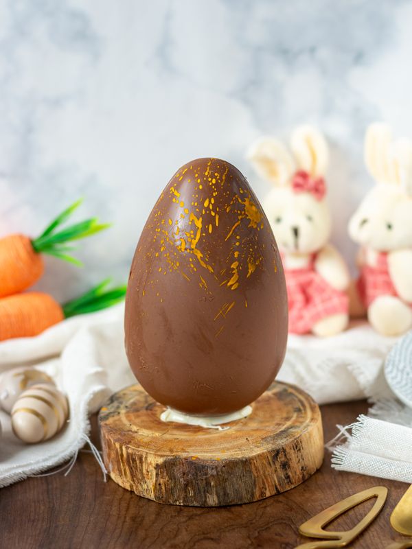 Ovo com casca de chocolate belga e recheio de maracujá da Jogí Confiserie
