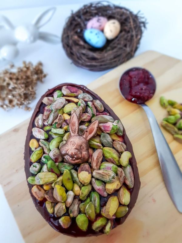 Ovo de colher com creme de baunilha, doce de frutas vermelhas e pistache da Soiô Doces