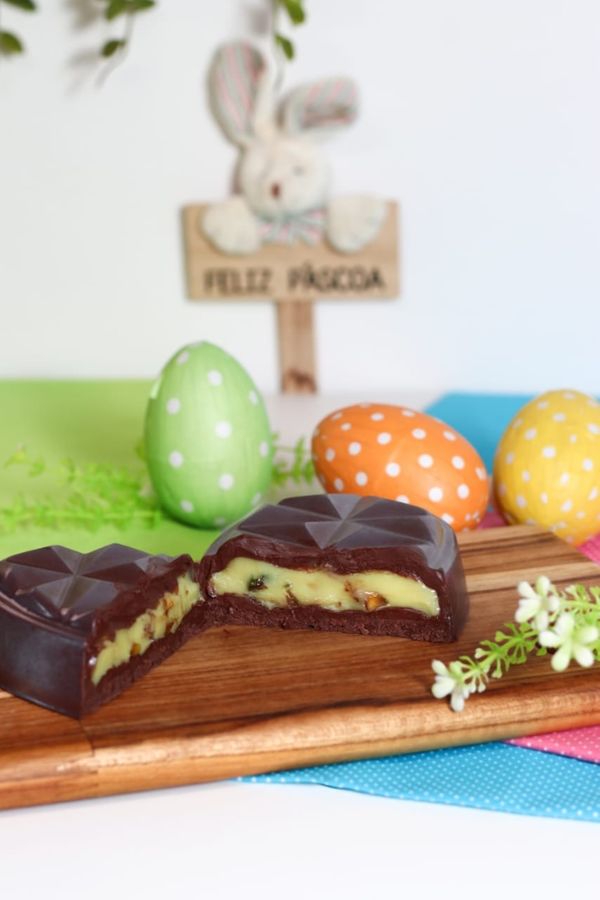 Ovo tablete com brigadeiro de pistache da Sorelline Doces Artesanais