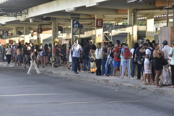 Terminal de Carapina, na Serra, tem filas na manhã desta quinta-feira (18) por Ricardo Medeiros