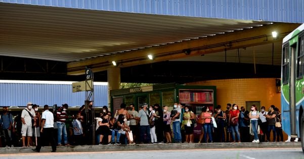Passageiros esperando o Transcol no Terminal de Laranjeiras, Serra