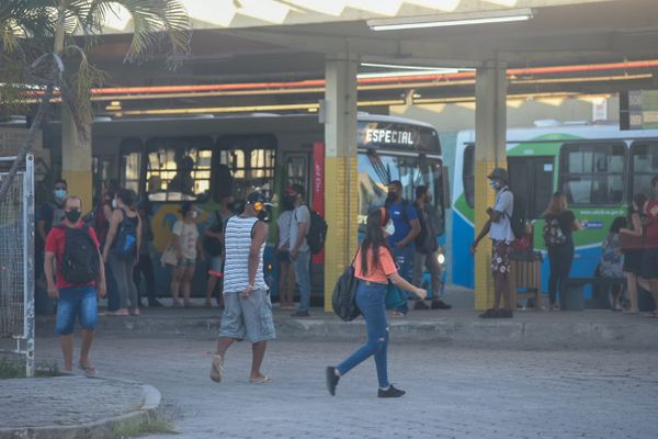 Terminal de Vila Velha também movimentado na manhã desta quinta-feira (18), primeiro dia de quarentena no ES por Vitor Jubini