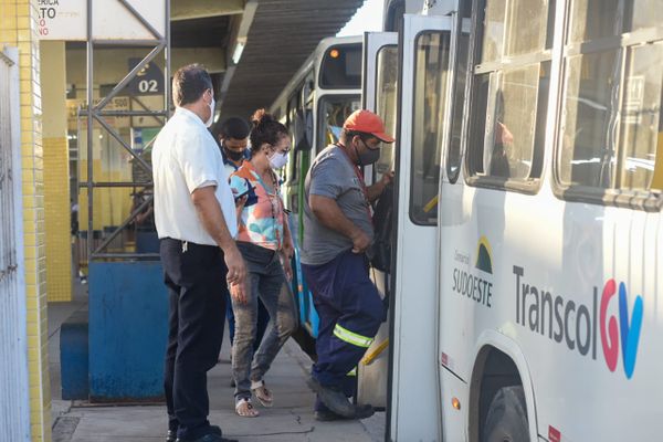 Terminal de Vila Velha também movimentado na manhã desta quinta-feira (18), primeiro dia de quarentena no ES por Vitor Jubini