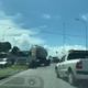 Imagem - Caminhão vai parar no canteiro central da BR 101, na Serra