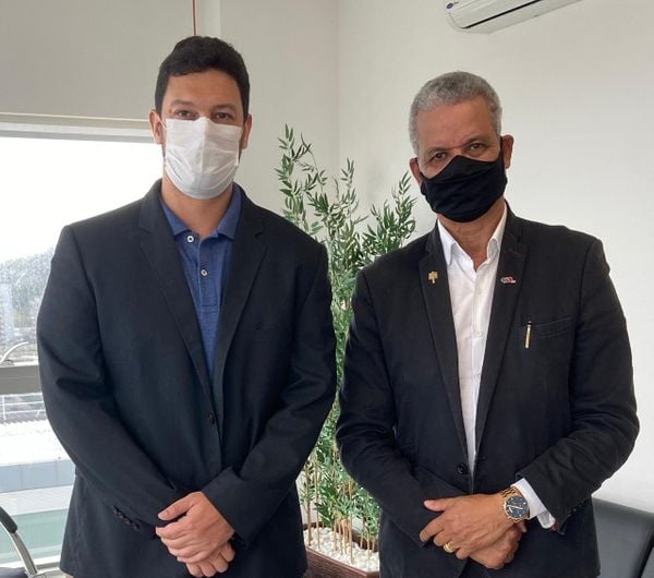 Rodrigo Vervloet, do Sindbares, e Odeildo Ribeiro, do Sintrahotéis, assinaram acordo coletivo do setor nesta quinta-feira (18)