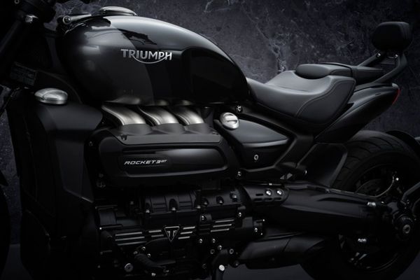 Triumph Rocket 3 GT Triple Black por Divulgação