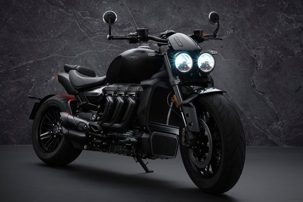 Triumph Rocket 3 R Black por Divulgação