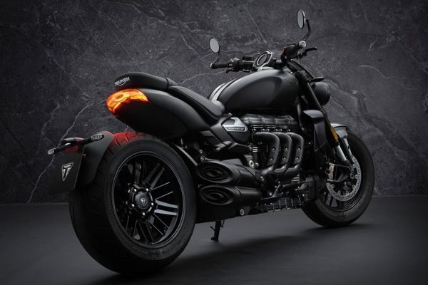Triumph Rocket 3 R Black por Divulgação