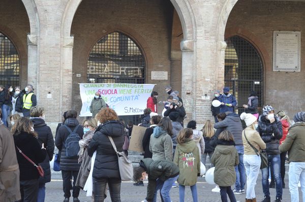 Aconteceu neste sábado (20), na Piazza Cavour, em Rimini, na Itália uma manifestação contra a pandemia e fechamento do sistema educacional