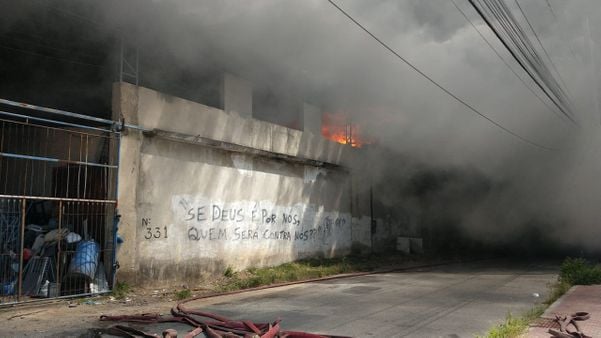 Incêndio em galpão no Bairro Camará em Serra- ES