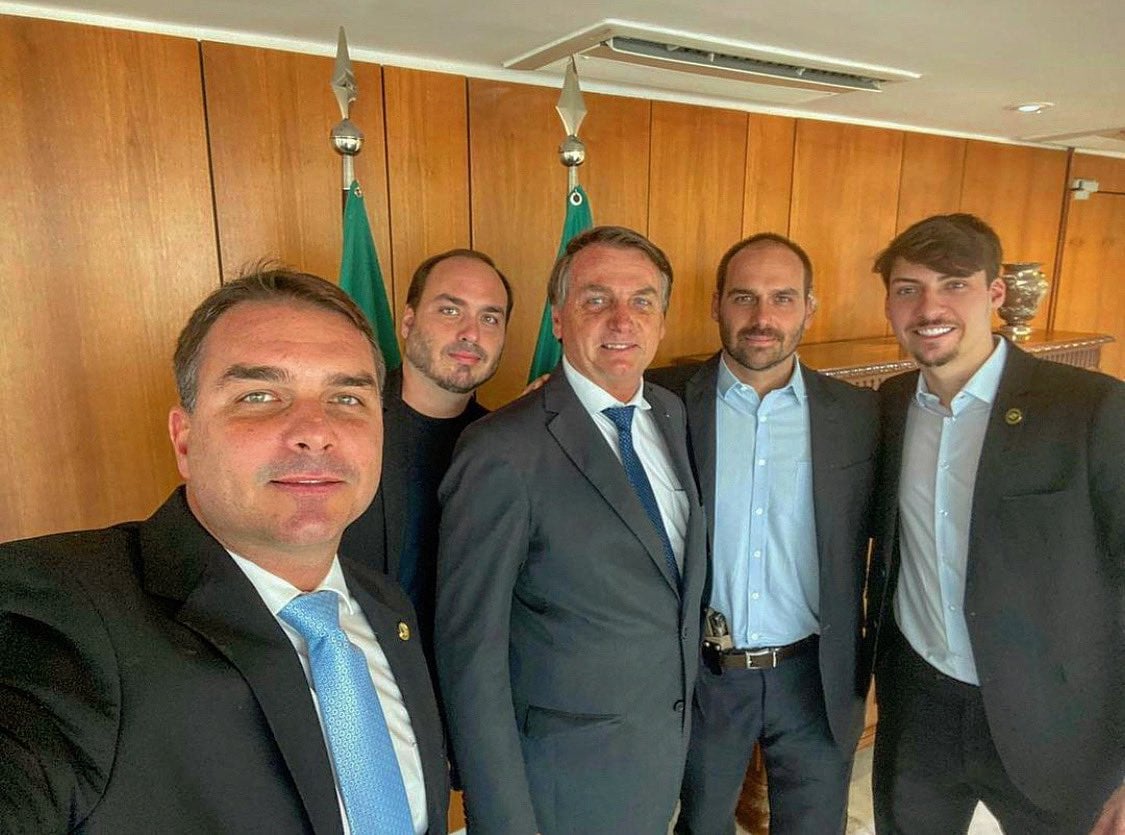 O senador Flávio, o vereador Carlos, o deputado Eduardo e Jair Renan são alvos em diferentes casos