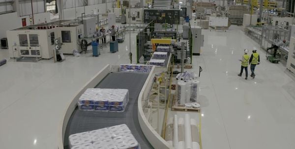 Linha de produção da fábrica de papel higiênico da Suzano em Cachoeiro de Itapemirim 
